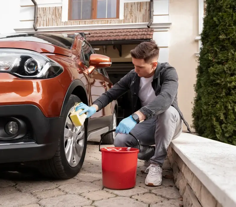 Lavage auto à domicile Les Hays : professionnel intervenant sur un véhicule